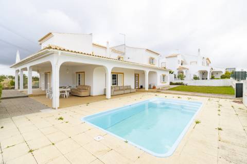 Moradia Isolada com Piscina no Centro de Albufeira