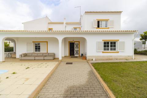 Moradia Isolada com Piscina no Centro de Albufeira