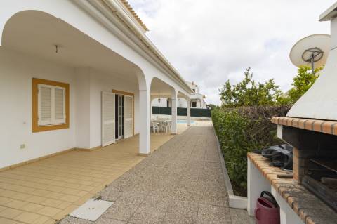 Moradia Isolada com Piscina no Centro de Albufeira