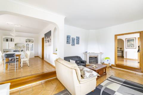 Moradia Isolada com Piscina no Centro de Albufeira