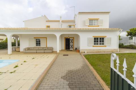 Moradia Isolada com Piscina no Centro de Albufeira