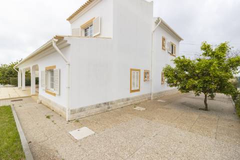 Moradia Isolada com Piscina no Centro de Albufeira