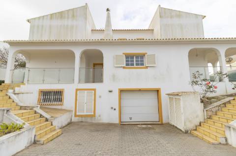 Moradia Isolada com Piscina no Centro de Albufeira