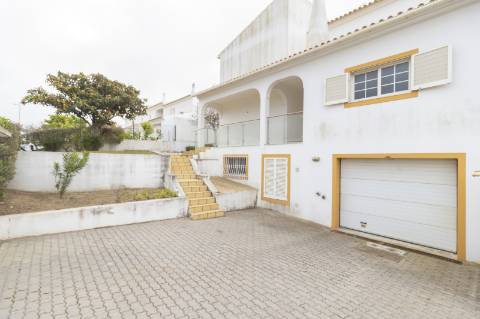 Moradia Isolada com Piscina no Centro de Albufeira