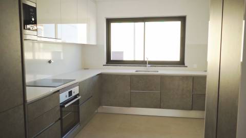 Moradia T3 c/ Excelentes acabamentos, piscina e vista Mar