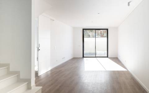 Moradia T3 c/ Excelentes acabamentos, piscina e vista Mar