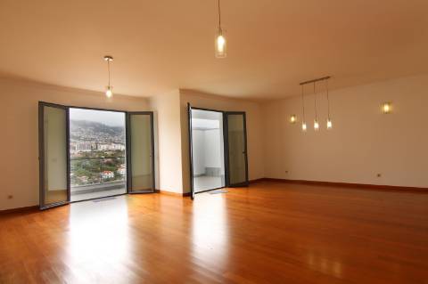 Moradia T3+1 em Condomínio Fechado nas Virtudes