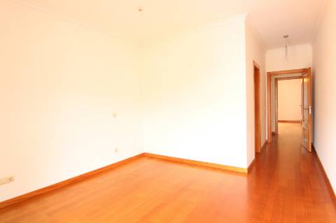 Moradia T3+1 em Condomínio Fechado nas Virtudes