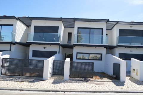 Moradia T3, em nova urbanização em Olhão, em zona tranquila perto de todos os serviços e acessos.