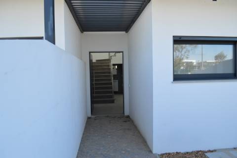 Moradia T3, em nova urbanização em Olhão, em zona tranquila perto de todos os serviços e acessos.