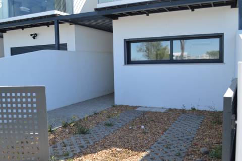 Moradia T3, em nova urbanização em Olhão, em zona tranquila perto de todos os serviços e acessos.