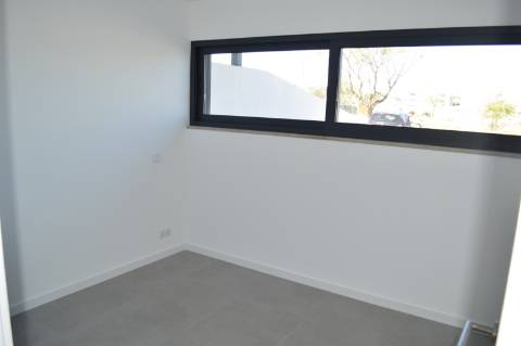 Moradia T3, em nova urbanização em Olhão, em zona tranquila perto de todos os serviços e acessos.