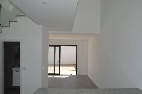 Moradia T3, em nova urbanização em Olhão, em zona tranquila perto de todos os serviços e acessos.