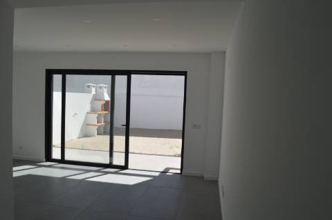 Moradia T3, em nova urbanização em Olhão, em zona tranquila perto de todos os serviços e acessos.