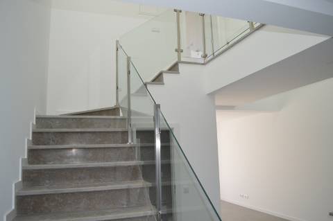 Moradia T3, em nova urbanização em Olhão, em zona tranquila perto de todos os serviços e acessos.