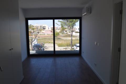 Moradia T3, em nova urbanização em Olhão, em zona tranquila perto de todos os serviços e acessos.