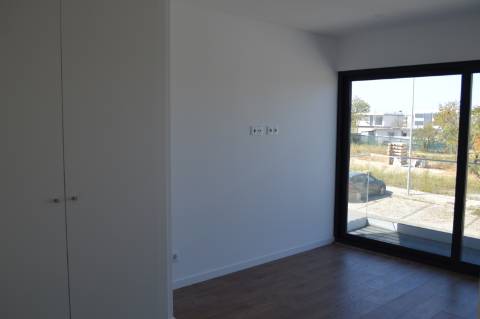 Moradia T3, em nova urbanização em Olhão, em zona tranquila perto de todos os serviços e acessos.