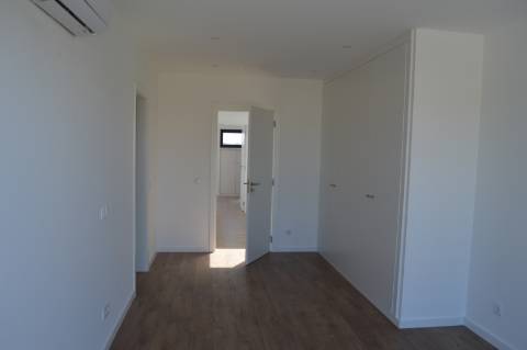 Moradia T3, em nova urbanização em Olhão, em zona tranquila perto de todos os serviços e acessos.