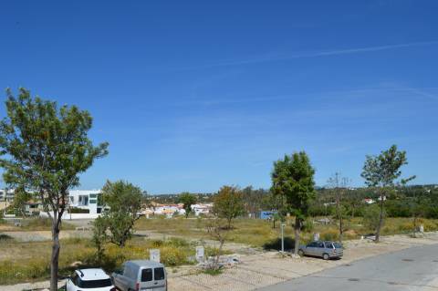 Moradia T3, em nova urbanização em Olhão, em zona tranquila perto de todos os serviços e acessos.