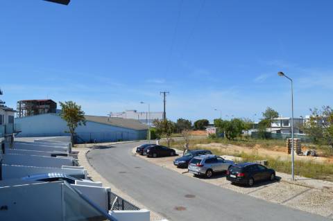 Moradia T3, em nova urbanização em Olhão, em zona tranquila perto de todos os serviços e acessos.