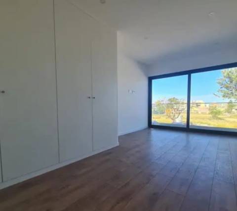 Moradia T3, em nova urbanização em Olhão, em zona tranquila perto de todos os serviços e acessos.