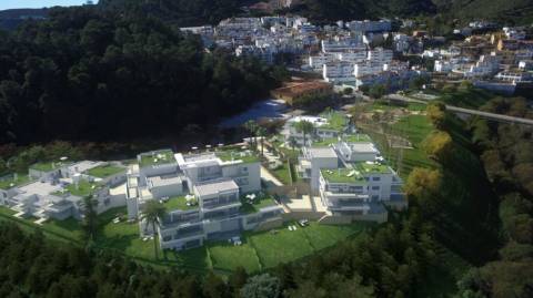 75 apartamentos T2 e T3 num cenário natural perto do centro de Benahavís.