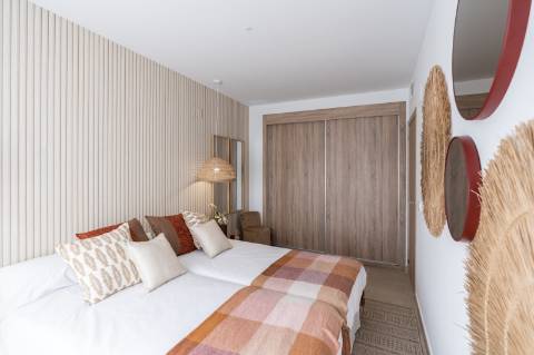 Moradia geminada T3 nova, com pérgula e jardim.