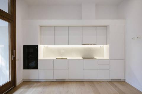 Apartamento T2 com varanda perto da praia.