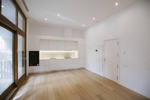 Apartamento T2 com varanda perto da praia.