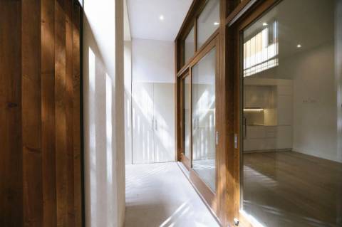 Apartamento T2 com varanda perto da praia.