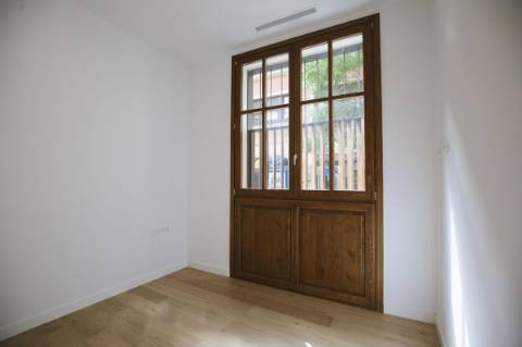 Apartamento T2 com varanda perto da praia.