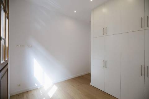 Apartamento T2 com varanda perto da praia.