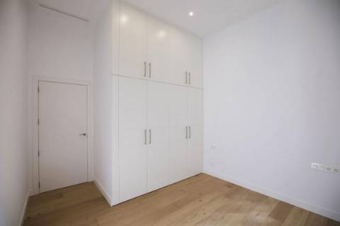 Apartamento T2 com varanda perto da praia.