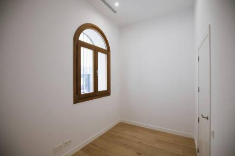 Apartamento T2 com varanda perto da praia.