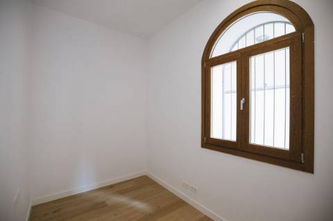 Apartamento T2 com varanda perto da praia.