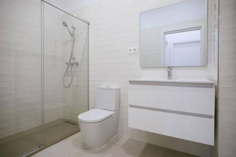 Apartamento T2 com varanda perto da praia.