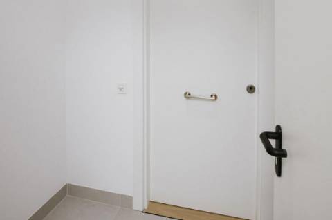 Apartamento T2 com varanda perto da praia.