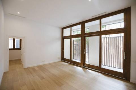 Apartamento T2 com varanda perto da praia.