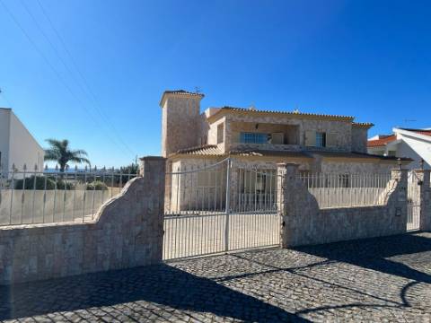 Excelente moradia isolada para rentabilizar em Albufeira, perto da praia