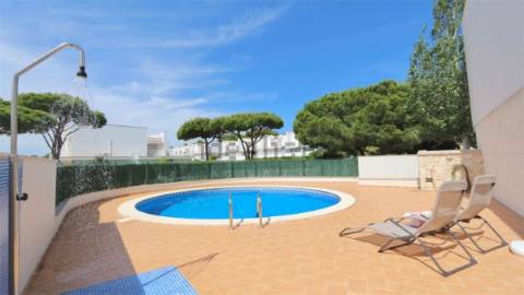 Moradia em banda T3+2 em Vilamoura em exelente estado de conservação e com piscina
