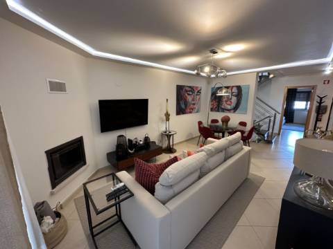 Moradia em banda T3+2 em Vilamoura em exelente estado de conservação e com piscina