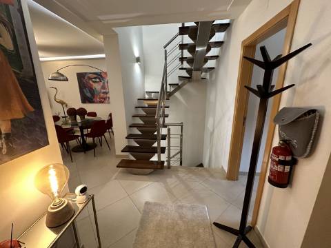 Moradia em banda T3+2 em Vilamoura em exelente estado de conservação e com piscina