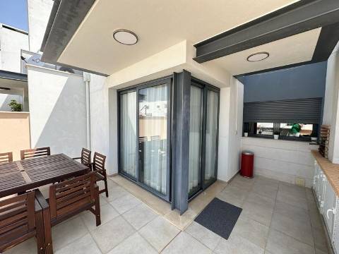 Moradia em banda T3+2 em Vilamoura em exelente estado de conservação e com piscina