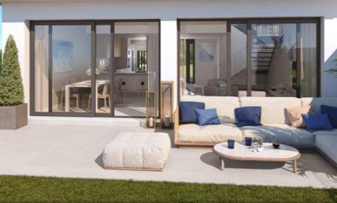 Moradia em banda T4, com 2 pisos.