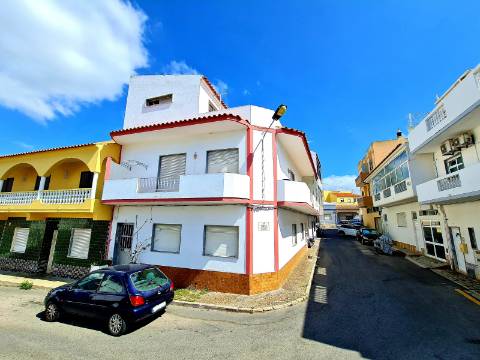 Moradia dividida em 3 Apartamentos perto da praia em Quarteira