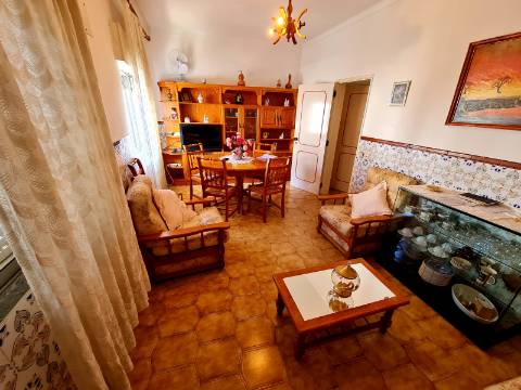 Moradia dividida em 3 Apartamentos perto da praia em Quarteira