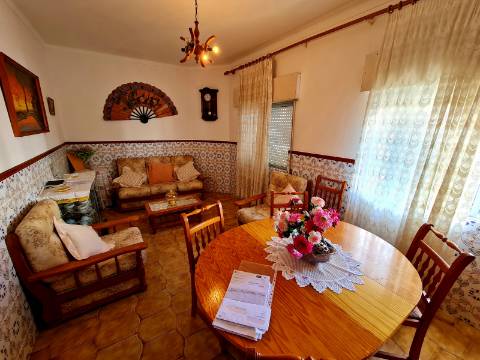 Moradia dividida em 3 Apartamentos perto da praia em Quarteira