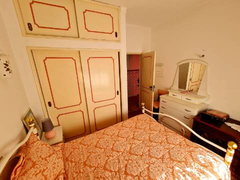 Moradia dividida em 3 Apartamentos perto da praia em Quarteira