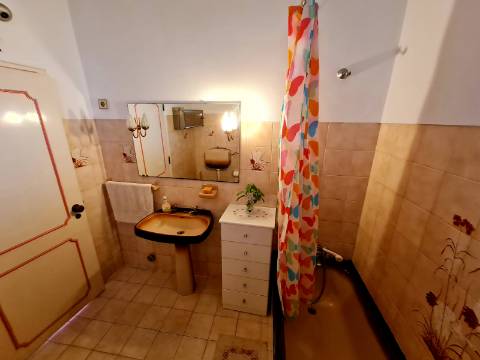 Moradia dividida em 3 Apartamentos perto da praia em Quarteira