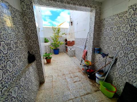 Moradia dividida em 3 Apartamentos perto da praia em Quarteira